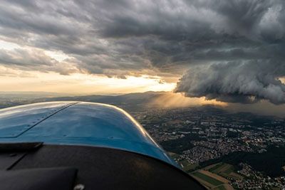 Pilot iz Maribora objavil posnetek: Poletel v nevihto, da bi preprečil točo