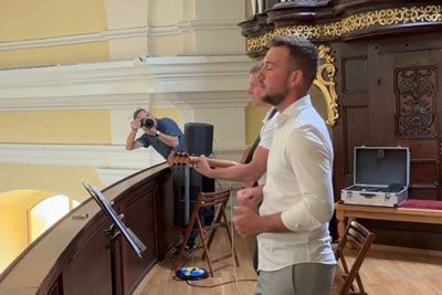 Slovenec navdušil še župnika: Tako lepo je zapel med poroko v cerkvi