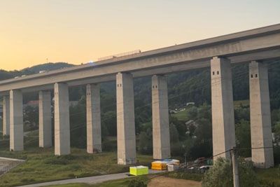 Dolenjska avtocesta zaprta pozno v noč: Na robu viadukta moški v stiski