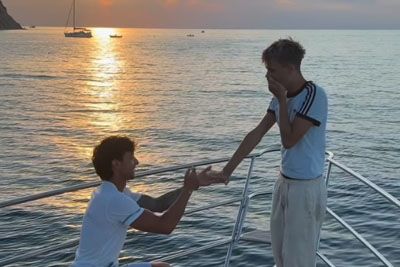Mark iz Kmetije spet dviguje prah: Posnetek, ki razkriva novega zaročenca?
