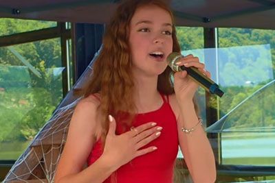 15-letna Eva navdušila v osrčju Haloz: Na odru zapela pesem Slavka Avsenika
