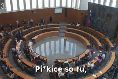 Poslanec pozabil, da je mikrofon prižgan: Sočne besede, ki so odmevale v DZ