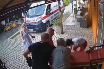 Reševalcem padla z nosila, še isti večer umrla v bolnišnici