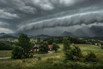 Nevihte že blizu Slovenije: Pozor, v teh krajih bi lahko danes bilo najhuje