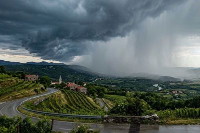 Močnejše nevihte že nad Slovenijo: Oranžni alarm, danes lahko klesti toča