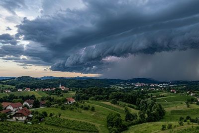 Nevihte nad Slovenijo: ARSO zaostril opozorilo, za te kraje prižgal oranžni alarm