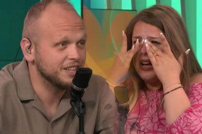 Radijski voditelj do solz ganil sodelavko: Besede, ki danes obkrožajo Slovenijo