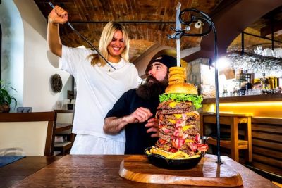 Zmazal 3 kg burger v Celju, podrl rekord: Anglež zdaj objavil posnetek