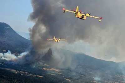 Mega požar v Franciji: Na pomoč hrvaški kanaderji, piloti objavili posnetek