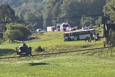 Huda nesreča avtobusa pri Tolminu: Zaokrožil posnetek, na pomoč dva helikopterja