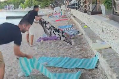 Konec rezervacij na plaži v Makarski: Pobrali brisače, končale v smeteh