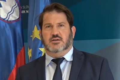 Vložil zahtevo za veri prilagojeno hrano v šolah: Piščanec namesto svinjine
