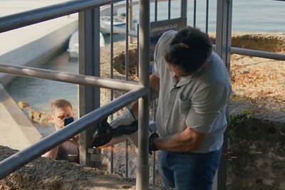 Hrvaški poslanec z brusilnikom prerezal ograjo: Dostop do plaže pripada vsem!