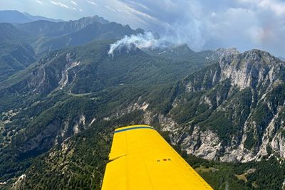 Posnetek iz letala Air Tractor: Tako so piloti gasili požar pri Bovcu