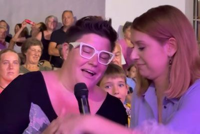 Eva Boto slišala glas iz občinstva: Vzela mikrofon, pevka dobila kurjo polt