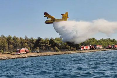 Med požarom ogrozil kanaderje na Hrvaškem: Kar je počel – do 20.000 evrov kazni