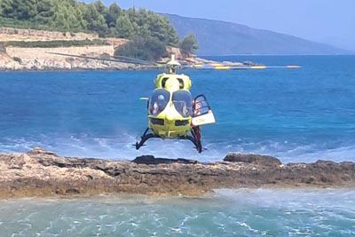 Filmsko reševanje na Hvaru, pilot helikopterja lebdel tik nad skalami