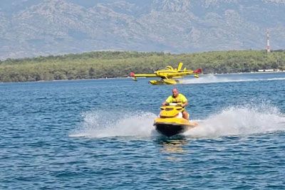 Na vodnem skuterju zapeljal pred Air Tractorja: Posnetek zgrozil javnost