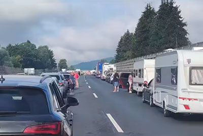Neumnost voznikov, to so počeli ob nesreči pri Vrhniki: Kolona dolga že 24 kilometrov