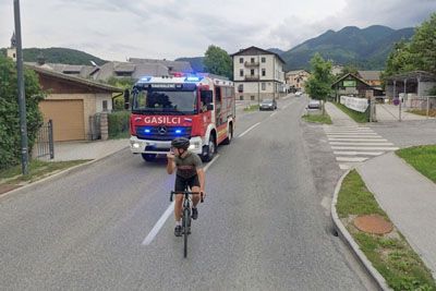 Kolesar gasilcem v Bohinju kazal sredinca: Vozil po sredini, oviral pot do požara