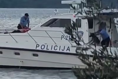 Posnetek, ki je zgrozil Hrvaško: Policist prijel psa na čolnu, vrgel ga je v morje