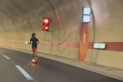 Posnetek zgrozil javnost: Mladenič na skiroju skozi predor po obvoznici