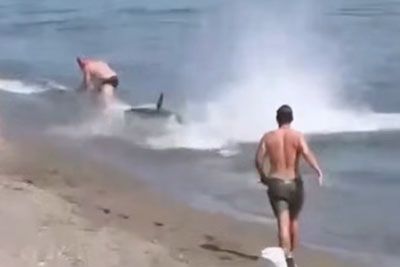 Kopalec doživel šok ob plaži: Tik za njim ogromno morsko bitje