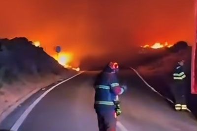Obsežen požar zajel tudi Dugi otok: Gasilci vso noč v boju z ognjenimi zublji