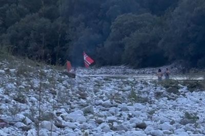 Prizor pri Kobaridu: Turisti na Soči kurili ogenj, zastava šokirala domačine