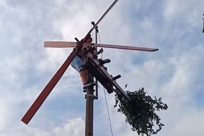 V kraju Sveti Urban dvigovali klopotec, zgrmel na ljudi: Zaokrožil posnetek