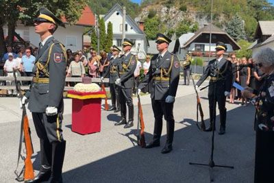 Ganljivo slovo od Milene Zupančič: Na pogrebu pesem iz Cvetje v jeseni