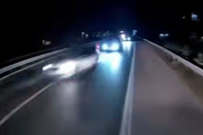 Voznik tovornjaka za las preprečil tragedijo: Tri vozila v napačno smer