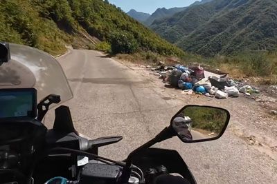 Smeti odvrgli ob cesti, nato so jih zažgali: Motorist preprečil nov požar