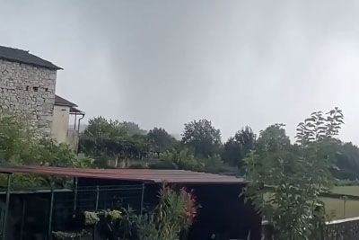Posnetek tornada pri Komnu: Sunki do 125 km/h ruvali drevesa in strehe