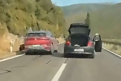 Na cesti izstopil iz vozila, nato skoraj tragedija: Posneli spor med voznikoma