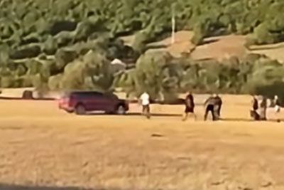 Groza med konjskimi dirkami: Željko zapeljal proti ljudem, tri sklatil na tla