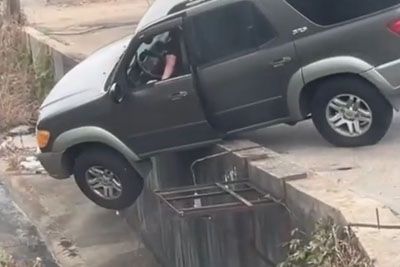 Voznica s Toyoto obvisela čez rob: Moška na pomoč, slabo se je končalo