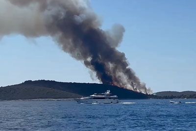 Požar na otoku Hvar: Na pomoč štirje kanaderji, takšno je zdaj stanje