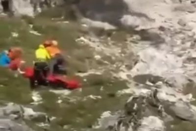 Nesreča v Dolomitih: Planinka na nosilih in zdravnik zdrsnila v prepad