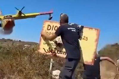 Hrvaški pilot navdušil: Kanader na Hvaru poletel nad glavami gasilcev