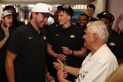 Luka Dončić na UKC LJ srečal porodničarja, ki mu je 27 let nazaj pomagal na svet