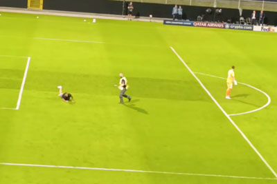 Incident med tekmo Celje - Slovan: Navijač tekel po igrišču, za njim pa varnostnik