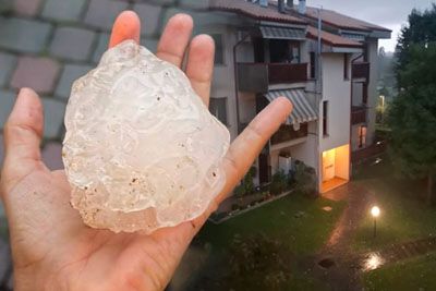 Zjutraj huda ura v Italiji, toča presegla 10 cm: Zvečer nevihte po Sloveniji