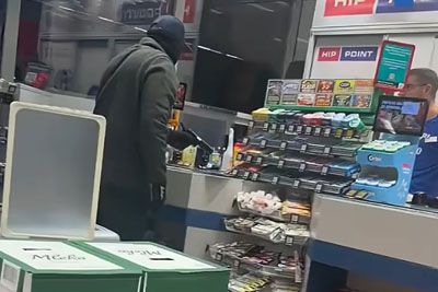 Posnetek oboroženega ropa v Ljubljani, na blagajni zagrozil: »Daj mi pare!«
