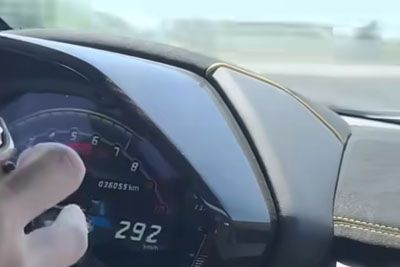 Norec na hrvaški avtocesti: Posnel trenutek, ko je vozil krepko čez 300 km/h