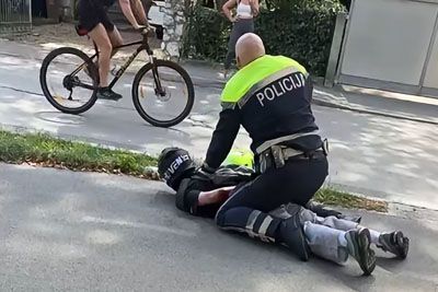 Drama v Kamniku: Na tleh motorist, načrte mu je prekrižal policist
