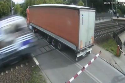 Vlak pri polni hitrosti trčil v tovornjak: Za volanom je bil državljan BiH
