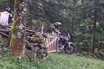 Poljaka v naše gore kar z motorji, domačin brez milosti: »Kaj sori, vozi!«