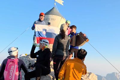 Na vrhu Triglava zvok harmonike: Planinci zapeli pesem Lojzeta Slaka