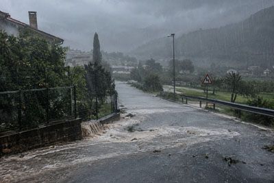 Danes nevihte, jutri močni nalivi: ARSO opozarja, za ta del Slovenije 100 mm dežja